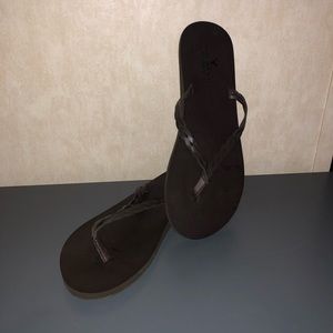 American Eagle leather flip flops